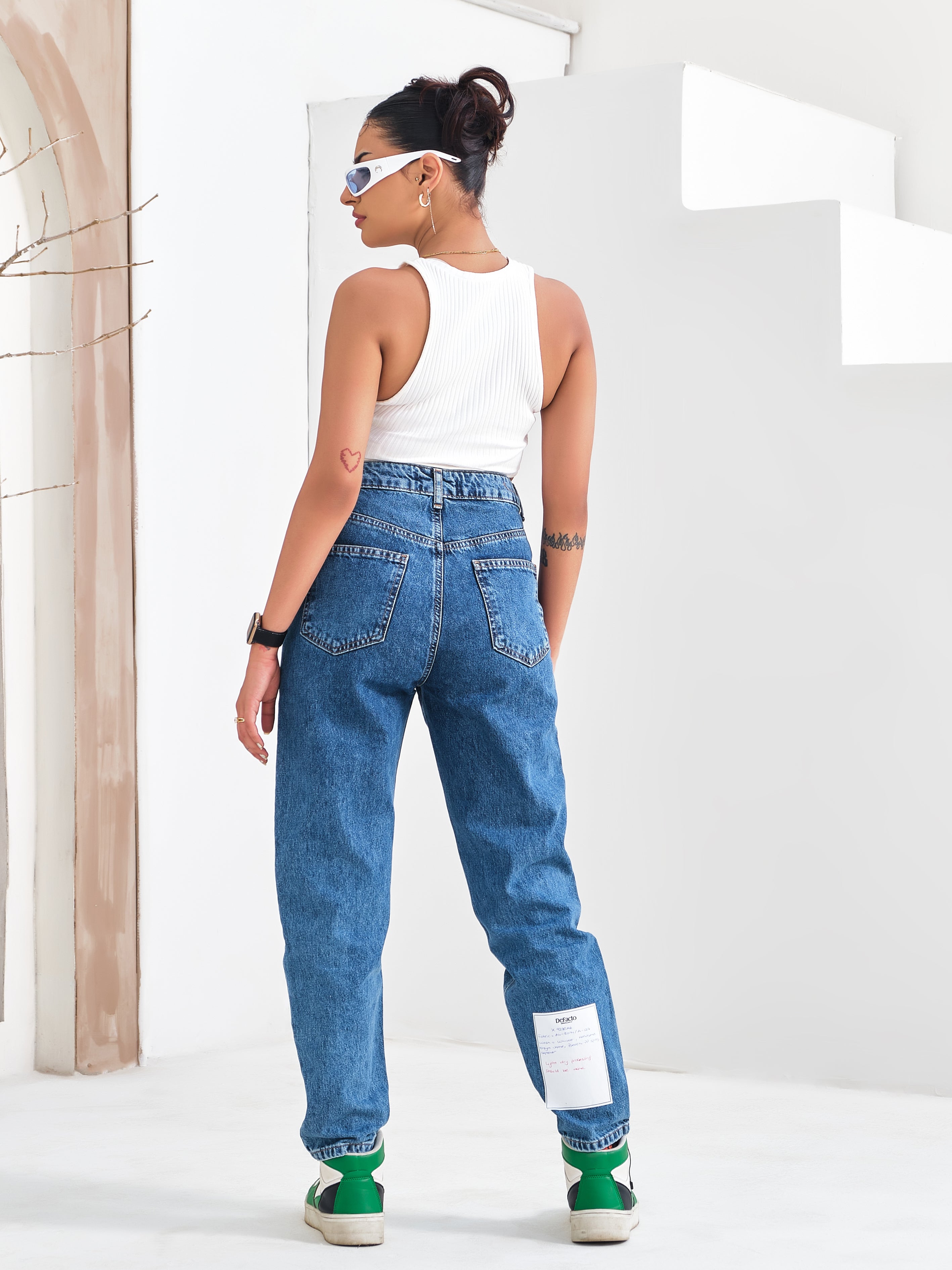 Dark blue mom jeans clearance outfit